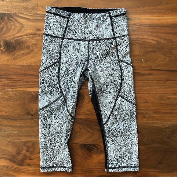 Lululemon Outrun Crop Leggings.  Size 4. - Picture 6 of 8